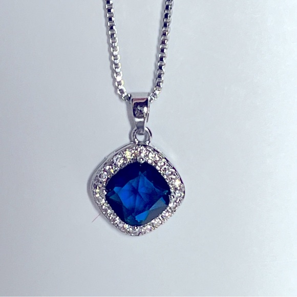Exquisite Sapphire Pendant with Necklace - Picture 4 of 6
